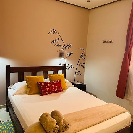 Casa De Lis Hotel & Tourist Info Centre ตูร์เรียลบา ภายนอก รูปภาพ