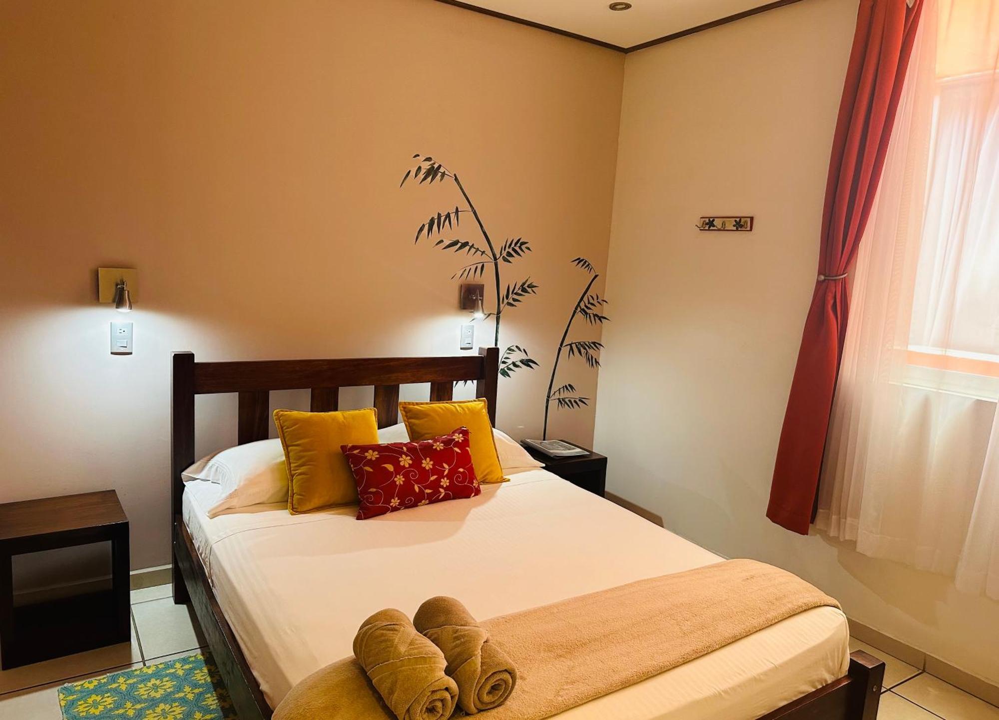 Casa De Lis Hotel & Tourist Info Centre ตูร์เรียลบา ภายนอก รูปภาพ