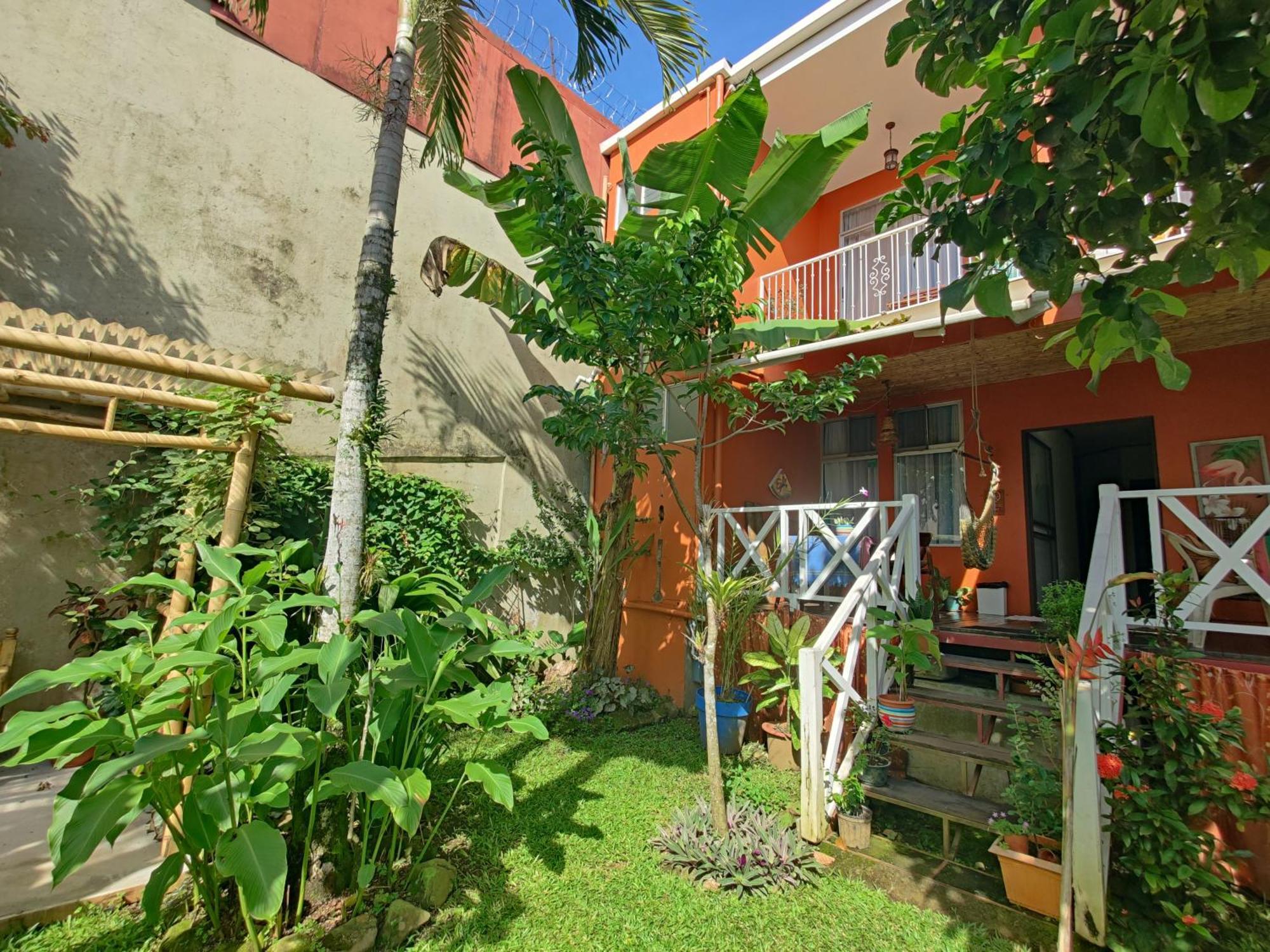 Casa De Lis Hotel & Tourist Info Centre ตูร์เรียลบา ภายนอก รูปภาพ