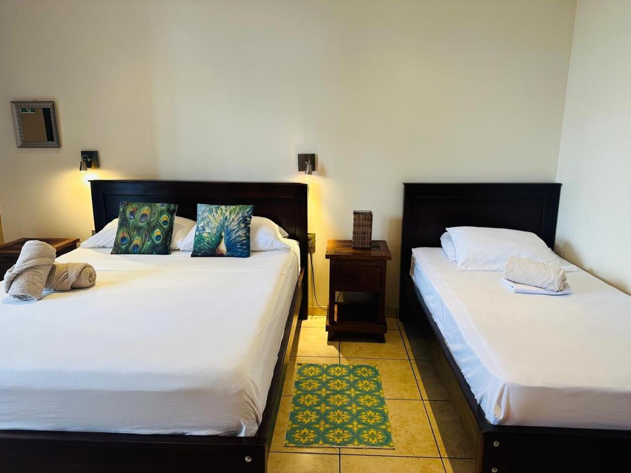 Casa De Lis Hotel & Tourist Info Centre ตูร์เรียลบา ภายนอก รูปภาพ